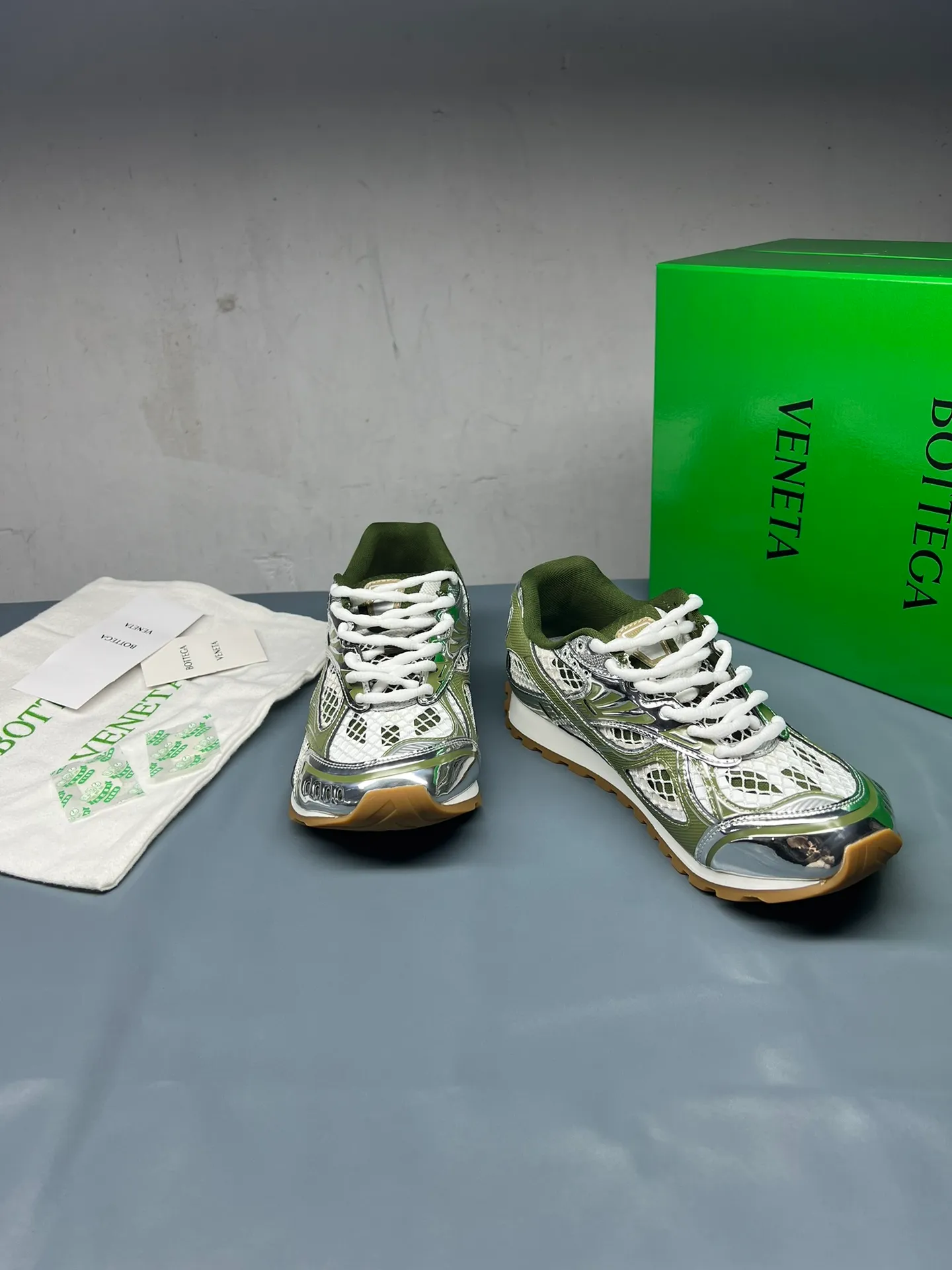 👟👟Ex-factory price 600👟👟 Men's size +10 Real photos 🔥🔥BV Orbit sneakers Wang Yibo's same style couple's dad shoes Runner sneakers, made of lightweight technical mesh fabric. Matched with geometric pattern designed rubber outsole, Wang Zha series high version. Look for the package technology. It is actually a lot taller, but the legs are still slim. Very nice, playable and durable. Matched to the standard💯 Package shoe technology. Look for the high version. The outsole is made of color-blocked TPU outsole. Women's model 35 36 37 38 39 40 41 42 (40 41 42 43 44 45 customized) (Customer logo can be accepted without refund or exchange at a favorable price) Equipped with original packaging